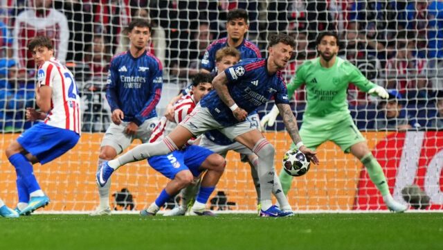 Ben White z Arsenalu si po strele Marcosa Llorenteho spracoval loptu