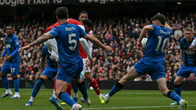 Ryan Christie z Bournemouthu dal penaltu za hádzanú