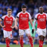 Martin Odegaard z Arsenalu (L), Declan Rice z Arsenalu (C) a Eberechi Eze z Arsenalu vyzerajú skleslo