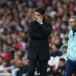 Mikel Arteta sa pozerá