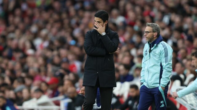 Mikel Arteta sa pozerá