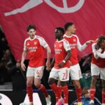 Max Dowman z Arsenalu prichádza na štadión pred zápasom Premier League medzi Liverpoolom a Arsenalom na Anfielde 31. augusta 2025 v Liverpoole v Anglicku.