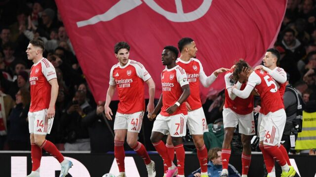 Max Dowman z Arsenalu prichádza na štadión pred zápasom Premier League medzi Liverpoolom a Arsenalom na Anfielde 31. augusta 2025 v Liverpoole v Anglicku.