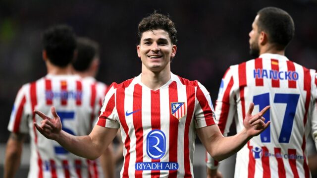 Julian Alvarez z Atletica de Madrid oslavuje strelenie tretieho gólu svojho tímu počas zápasu osemfinále Ligy majstrov UEFA 2025/26 medzi Atletico de Madrid a Tottenham Hotspur FC na Estadio Civitas Metropolitano 10. marca 2026 v Madride v Španielsku.