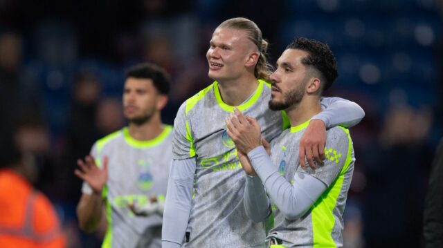 Erling Haaland a Rayan Cherki z Manchestru City po zápase Premier League medzi Burnley a Manchestrom City