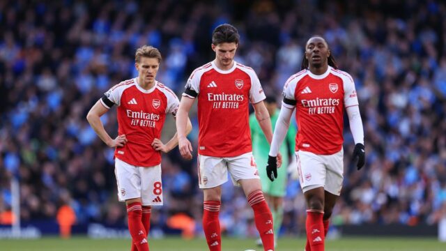 Mikel Arteta manažér / hlavný tréner Arsenalu reaguje počas zápasu Premier League medzi Manchestrom City a Arsenalom na Etihad Stadium