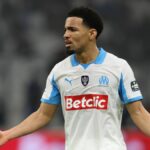 Ethan Nwaneri z Olympique de Marseille gestikuluje počas zápasu Francúzskeho pohára medzi Olympique de Marseille a Stade Rennais na Orange Velodrome