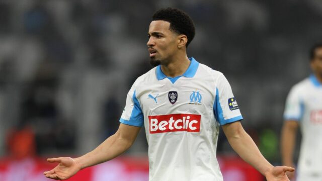 Ethan Nwaneri z Olympique de Marseille gestikuluje počas zápasu Francúzskeho pohára medzi Olympique de Marseille a Stade Rennais na Orange Velodrome