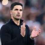 LONDÝN, ANGLICKO - 25. apríla: Mikel Arteta, manažér Arsenalu, tlieska fanúšikom po zápase Premier League medzi Arsenalom a Newcastlom United na Emirates Stadium 25. apríla 2026 v Londýne v Anglicku. (Foto Richard Heathcote/Getty Images)