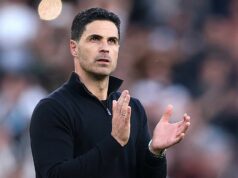 Arsenal sa dozvedel rozhodnutie PGMOL po zúrivosti Mikela Artetu kvôli incidentu VAR a Nicka Popea LONDÝN, ANGLICKO - 25. apríla: Mikel Arteta, manažér Arsenalu, tlieska fanúšikom po zápase Premier League medzi Arsenalom a Newcastlom United na Emirates Stadium 25. apríla 2026 v Londýne v Anglicku. (Foto Richard Heathcote/Getty Images)