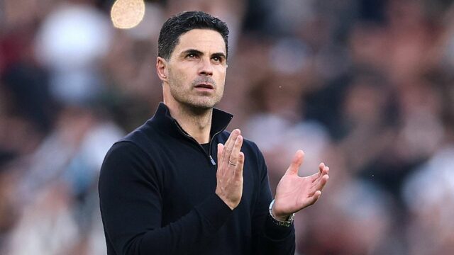 LONDÝN, ANGLICKO - 25. apríla: Mikel Arteta, manažér Arsenalu, tlieska fanúšikom po zápase Premier League medzi Arsenalom a Newcastlom United na Emirates Stadium 25. apríla 2026 v Londýne v Anglicku. (Foto Richard Heathcote/Getty Images)