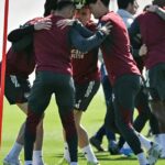 Klipy ukazovali hráčov v skupinách po štyroch, ktorí držali loptu medzi všetkými hlavami a snažili sa prejsť po ihrisku