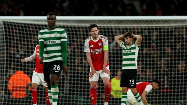 Stredopoliar Arsenalu Declan Rice reaguje po záverečnom hvizde proti Sportingu