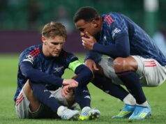 Arsenal spôsobil strach zo zranenia Martina Odegaarda, keď Mikel Arteta čelí scenáru „nočnej mory“. S Martinom Odegaardom z Arsenalu sa rozprával spoluhráč Gabriel počas štvrťfinálového zápasu UEFA Champions League 2025/26 medzi Sporting Clube de Portugal a Arsenal FC na Estadio Jose Alvalade 7. apríla 2026 v Lisabone v Portugalsku.