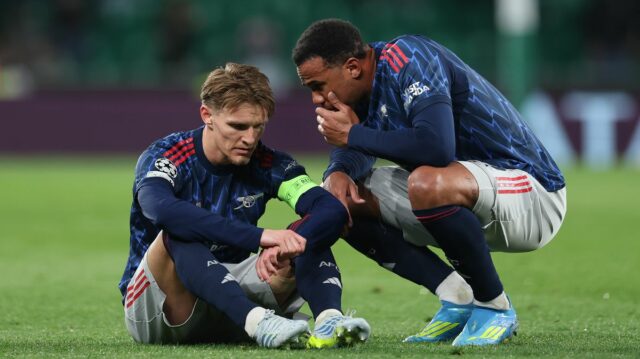 Arsenal spôsobil strach zo zranenia Martina Odegaarda, keď Mikel Arteta S Martinom Odegaardom z Arsenalu sa rozprával spoluhráč Gabriel počas štvrťfinálového zápasu UEFA Champions League 2025/26 medzi Sporting Clube de Portugal a Arsenal FC na Estadio Jose Alvalade 7. apríla 2026 v Lisabone v Portugalsku.