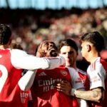 Gabriel a David Raya oslavujú víťazstvo Arsenalu nad Newcastlom (Reuters)