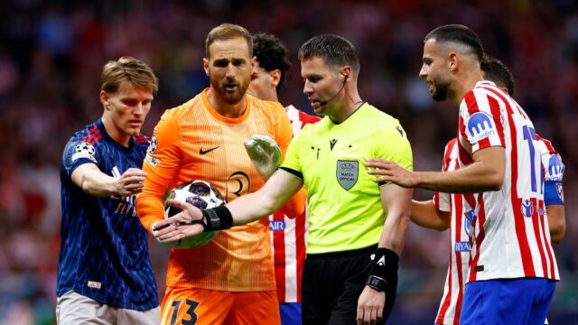 Martin Odegaard, Jan Oblak, rozhodca Danny Makkelie a David Hancko