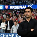 Mikel Arteta, manažér Arsenalu, sleduje pred semifinálovým zápasom UEFA Ligy majstrov 2025/26 medzi Atleticom de Madrid a Arsenalom FC na štadióne Metropolitano
