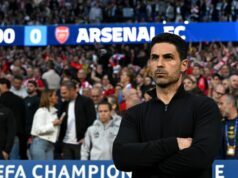 Arsenal zvažuje oficiálnu sťažnosť UEFA na obvinenia z Atlética Madrid Mikel Arteta, manažér Arsenalu, sleduje pred semifinálovým zápasom UEFA Ligy majstrov 2025/26 medzi Atleticom de Madrid a Arsenalom FC na štadióne Metropolitano