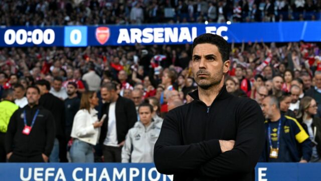 Mikel Arteta, manažér Arsenalu, sleduje pred semifinálovým zápasom UEFA Ligy majstrov 2025/26 medzi Atleticom de Madrid a Arsenalom FC na štadióne Metropolitano 