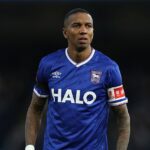 Ashley Young, na snímke s Ipswichom v januári, oznámil svoj odchod z futbalu