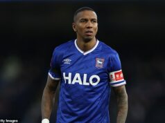 Ashley Young ODCHÁDZA vo veku 40 rokov: Bývalá hviezda Anglicka a Man United nazvala čas na „vysnívanú“ kariéru, pretože si myslí, že emocionálne vyhlásenie Ashley Young, na snímke s Ipswichom v januári, oznámil svoj odchod z futbalu