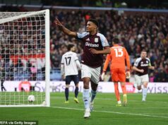 Aston Villa 4-0 Bologna (7-1 agg): Tím Unaia Emeryho dominuje Talianom, aby si zaistili miesto v Európskej lige na posledných štyroch miestach, keďže Ollie Watkins vychováva svoje storočie Ollie Watkins strelil vo štvrtok večer v úvodnom zápase proti Bologni 100 gólov Aston Villy