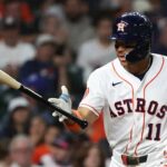 Astros' Cam Smith chodí s loptou tri po tom, čo fúkol na troch ihriskách