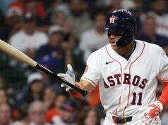 Astros‘ Cam Smith chodí s loptou tri po tom, čo fúkol na troch ihriskách Astros' Cam Smith chodí s loptou tri po tom, čo fúkol na troch ihriskách