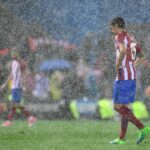 Čiernohorský obranca Atletica Madrid Stefan Savic kráča na ihrisku za hustého dažďa na konci druhého zápasu semifinále Ligy majstrov UEFA vo futbalovom zápase Club Atletico de Madrid vs Real Madrid CF na štadióne Vicente Calderon v Madride 10. mája 2017.