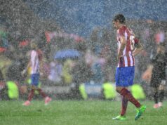 Atletico Madrid verzus Arsenal najnovšie ako naliehavé varovanie pred počasím vydané pre zápas Ligy majstrov Čiernohorský obranca Atletica Madrid Stefan Savic kráča na ihrisku za hustého dažďa na konci druhého zápasu semifinále Ligy majstrov UEFA vo futbalovom zápase Club Atletico de Madrid vs Real Madrid CF na štadióne Vicente Calderon v Madride 10. mája 2017.