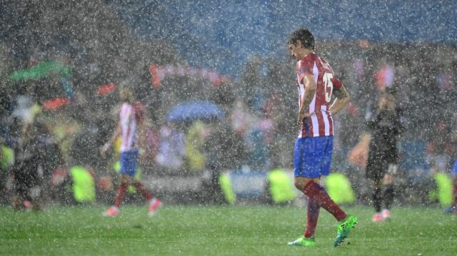 Čiernohorský obranca Atletica Madrid Stefan Savic kráča na ihrisku za hustého dažďa na konci druhého zápasu semifinále Ligy majstrov UEFA vo futbalovom zápase Club Atletico de Madrid vs Real Madrid CF na štadióne Vicente Calderon v Madride 10. mája 2017.