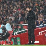 Manažér Arsenalu Mikel Arteta stojí v hustom daždi počas zápasu tretieho kola Carabao Cupu medzi Arsenalom a Boltonom Wanderers na Emirates Stadium 25. septembra 2024 v Londýne v Anglicku.
