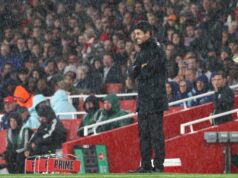 Atletico Madrid vs Arsenal v naliehavých varovaniach pred počasím pred barážou Ligy majstrov Manažér Arsenalu Mikel Arteta stojí v hustom daždi počas zápasu tretieho kola Carabao Cupu medzi Arsenalom a Boltonom Wanderers na Emirates Stadium 25. septembra 2024 v Londýne v Anglicku.