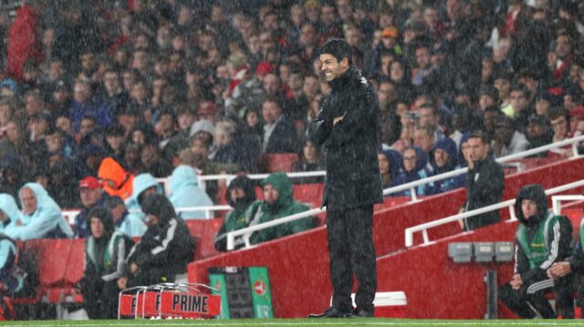 Manažér Arsenalu Mikel Arteta stojí v hustom daždi počas zápasu tretieho kola Carabao Cupu medzi Arsenalom a Boltonom Wanderers na Emirates Stadium 25. septembra 2024 v Londýne v Anglicku.