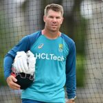 Testovacia kriketová hviezda David Warner (vyššie) je obvinený zo šoférovania pod vplyvom alkoholu