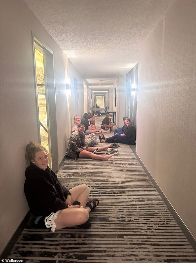 Austrálsky ženský futbalový tím je nútený ukryť sa pred tornádom Tím Wallaroos je zobrazený, ako sa ukrýva na hotelovej chodbe v Kansase, keď sa oblasťou v noci zrútilo tornádo.