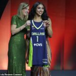 Azzi Fudd (R) bol vybraný ako prvý celkovo v drafte WNBA 2026 Dallas Wings