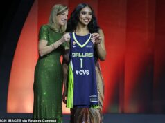 Azzi Fudd sa stal číslom 1 v Dallas Wings v drafte WNBA 2026, keď sa hviezda UConn spojila s priateľkou Paige Bueckersovou Azzi Fudd (R) bol vybraný ako prvý celkovo v drafte WNBA 2026 Dallas Wings