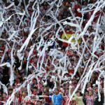 Komentátor BBC bol zasiahnutý v priamom prenose