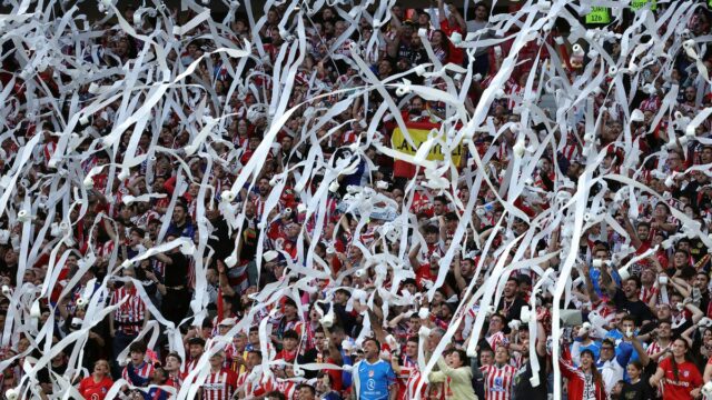 Komentátor BBC bol zasiahnutý v priamom prenose