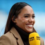 MANCHESTER, ANGLICKO - 1. FEBRUÁRA: Alex Scott, moderátorka BBC sleduje pred zápasom Barclays Women's Super League medzi Manchester City a Chelsea FC na Etihad Stadium 1. februára 2026 v Manchestri v Anglicku. (Foto: Nathan Stirk/Getty Images)