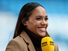 BBC oznamuje „veľmi vzrušujúci“ plán pre Alexa Scotta, keďže Football Focus je zrušený MANCHESTER, ANGLICKO - 1. FEBRUÁRA: Alex Scott, moderátorka BBC sleduje pred zápasom Barclays Women's Super League medzi Manchester City a Chelsea FC na Etihad Stadium 1. februára 2026 v Manchestri v Anglicku. (Foto: Nathan Stirk/Getty Images)