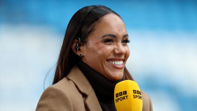 MANCHESTER, ANGLICKO - 1. FEBRUÁRA: Alex Scott, moderátorka BBC sleduje pred zápasom Barclays Women's Super League medzi Manchester City a Chelsea FC na Etihad Stadium 1. februára 2026 v Manchestri v Anglicku. (Foto: Nathan Stirk/Getty Images)