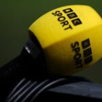 WOLVERHAMPTON, ANGLICKO - 10. mája: Mikrofón televízie BBC Sport je vidieť počas zápasu Premier League medzi Wolverhampton Wanderers FC a Brighton & Hove Albion FC v Molineux 10. mája 2025 v anglickom Wolverhamptone. (Foto: James Gill – Danehouse/Getty Images)