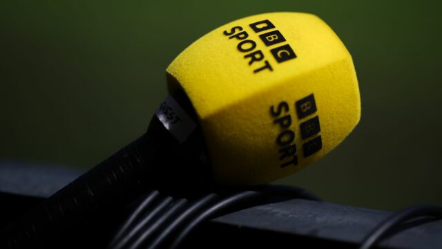 WOLVERHAMPTON, ANGLICKO - 10. mája: Mikrofón televízie BBC Sport je vidieť počas zápasu Premier League medzi Wolverhampton Wanderers FC a Brighton & Hove Albion FC v Molineux 10. mája 2025 v anglickom Wolverhamptone. (Foto: James Gill – Danehouse/Getty Images)