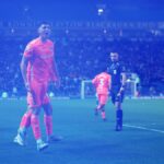 BLACKBURN, ANGLICKO - 17. apríla: Bobby Thomas z Coventry City oslavuje strelenie prvého gólu svojho tímu počas zápasu Sky Bet Championship medzi Blackburn Rovers a Coventry City v Ewood Parku 17. apríla 2026 v Blackburne v Anglicku. (Foto: Lewis Storey/Getty Images)