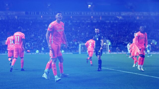 BLACKBURN, ANGLICKO - 17. apríla: Bobby Thomas z Coventry City oslavuje strelenie prvého gólu svojho tímu počas zápasu Sky Bet Championship medzi Blackburn Rovers a Coventry City v Ewood Parku 17. apríla 2026 v Blackburne v Anglicku. (Foto: Lewis Storey/Getty Images)