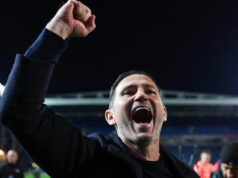 BREAKING Coventry postúpilo späť do Premier League, keďže Frank Lampard skončil 25 rokov bolesti Frank Lampard po tom, čo si Coventry City zabezpečilo postup do Premier League