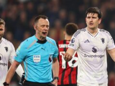 BREAKING: Harry Maguire obvinil FA za reakciu na červenú kartu Man Utd proti Bournemouthu BOURNEMOUTH, ANGLICKO - 20. marca: Harry Maguire z Manchestru United reaguje na rozhodcu Stuarta Attwella po tom, čo dostal červenú kartu počas zápasu Premier League medzi Bournemouthom a Manchestrom United na Vitality Stadium 20. marca 2026 v anglickom Bournemouthe. (Foto: Warren Little/Getty Images)